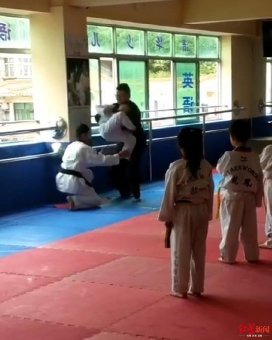  ↑老师摔学生现场。视频截图