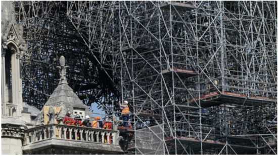 巴黎圣母院搭起脚手架,来自法新社