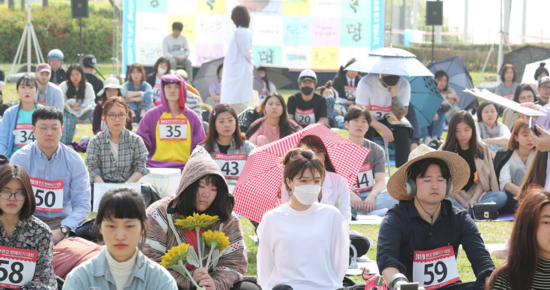 发呆大赛现场（韩国《中央日报》）