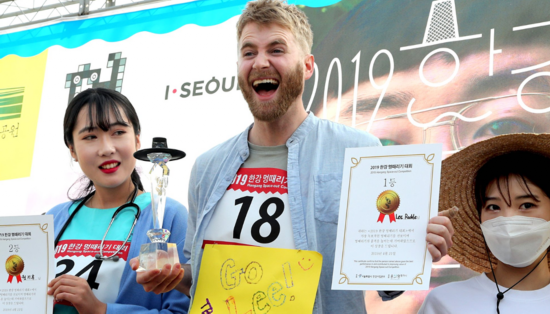 美国男主播拿下冠军，韩国护士（左）赢得第二名。（韩国《中央日报》）