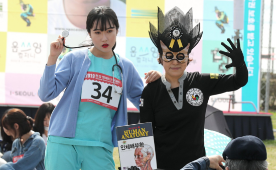 权智侯护士装亮相，非常吸睛。（韩国《中央日报》）