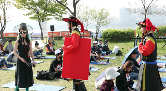 身穿韩服的&ldquo;捕快&rdquo;们，不断巡视现场。（韩国《中央日报》）