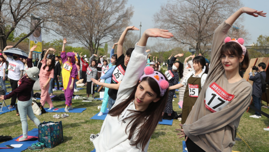 比赛开始前，选手热身。（韩国《中央日报》）