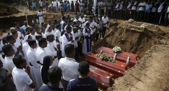 斯里兰卡为爆炸案遇难者举行首个大规模葬礼 图源：路透社