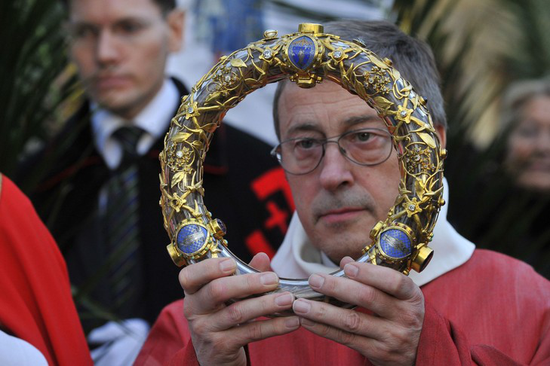 2014年，巴黎圣母院总司铎帕特里克&middot;肖维展示收藏于教堂内的耶稣荆棘冠。（《十字架报》资料图）