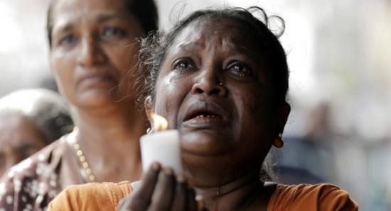  斯里兰卡民众为遇难者哀悼 图源：路透社