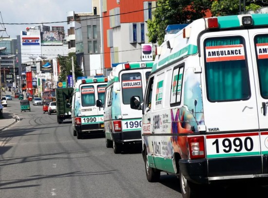 4月21日，在斯里兰卡首都科伦坡，救护车在街道上行驶。新华社发