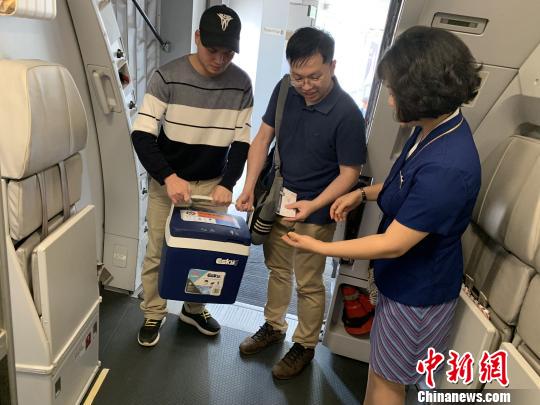 广州医生“打飞的”往返粤滇护送“心源”