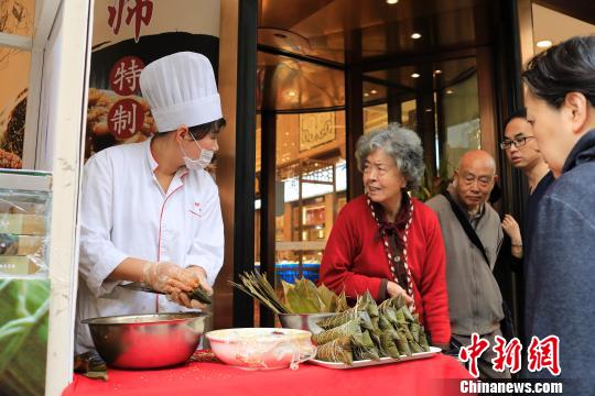 上海街头端午未至粽子先行
