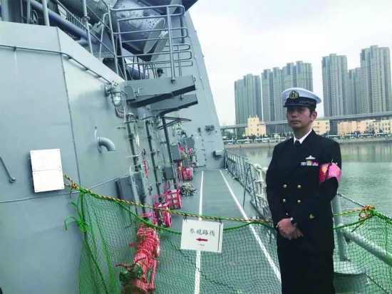 引导参观人群的日本“凉月”号舰员(摄影:郭媛丹)