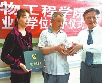 李毅教授（右）将证书及善款交给华颖父母