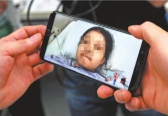 李毅教授通过视频与华颖交流记者李子云 摄