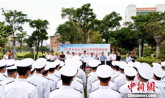 百年名校集美大学校友捐植荷花助力美丽校园建设