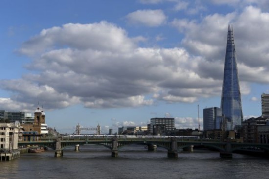 资料图片：伦敦泰晤士河南岸的&ldquo;碎片大厦&rdquo;（右）以及远处的伦敦塔桥。（新华社）