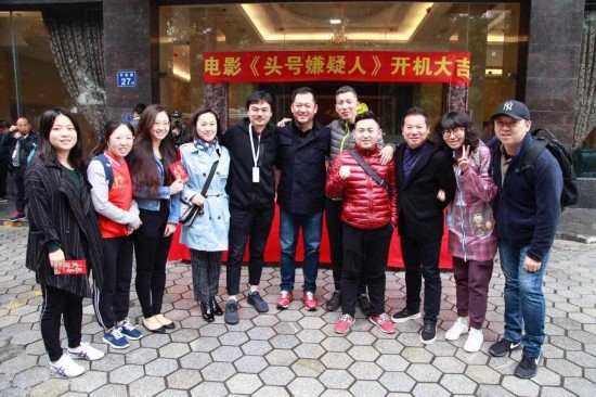 由威克传媒旭东影业、天翼文化、北京融商文化、深圳善为影业联合出品,李旗执导,李旗、孙照辉编剧,著名演员余男、王紫逸、石凉等主演的悬疑、惊险、爱情电影《头号嫌疑人》于3月15日在福建泉州正式开机。出品人汪炜楠,制片人王旭东,导演李旗,主演余男、王紫逸、石凉等纷纷亮相,为影片开机揭幕。 电影《头号嫌疑人》讲述了由余男扮演的女法医梅雪陷入了一宗离奇命案,在剖尸解谜的过程中,女法医一步步挖出陈年旧案,并最终为冤者昭雪、为亡灵代言的悬疑故事。 执着于说出真相的女法医梅雪(余男饰),日复一日与尸体为伴。