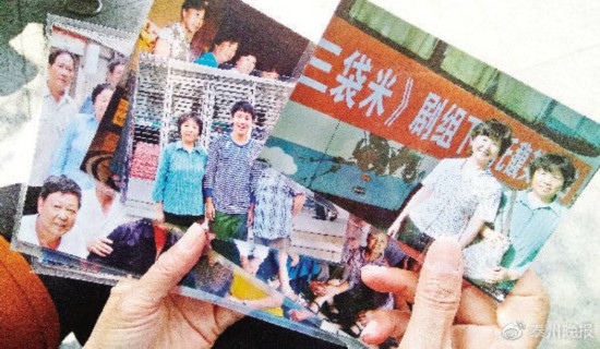 老人们参加电影拍摄时拍照留念