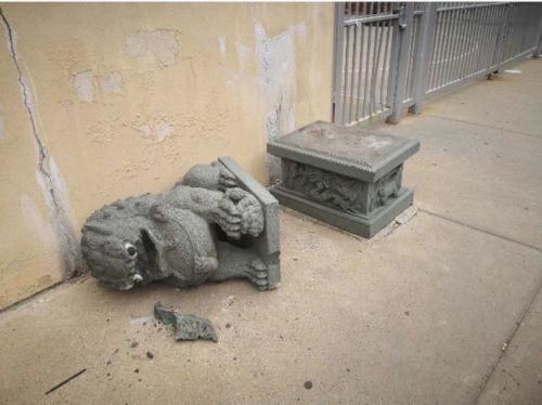费城华埠民艺特许学校门前的中国传统石狮日前被砸。(图片来源:美国《世界日报》Wei Chen 摄)