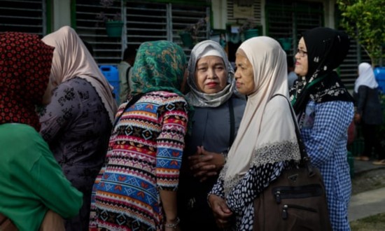 (当地妇女正在讨论八卦。图源:《卫报》)