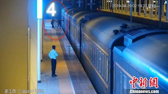 一男子强登扒乘列车致列车紧急刹停被拘留十天