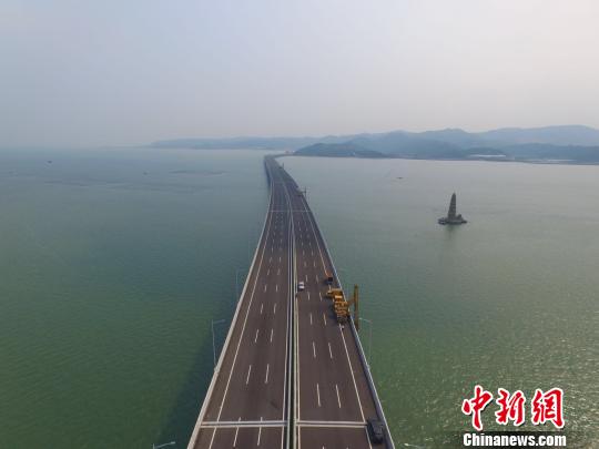 福建漳州首座跨海大桥通车
