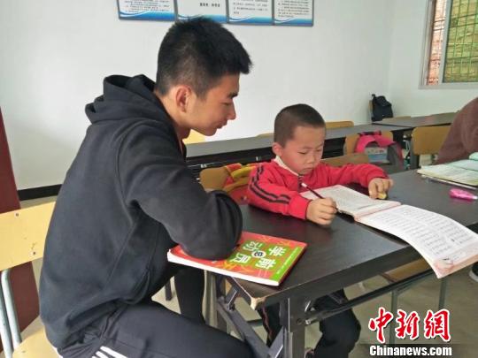 “乡村夜校”灯光不息千余名大学生32年接力教育扶贫