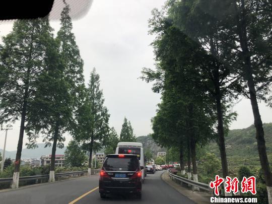 “加长版”五一“扩容”出行路乡村堵车与城市“齐飞”