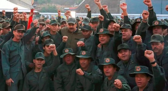 ▲委内瑞拉总统马杜罗2日与军队合影