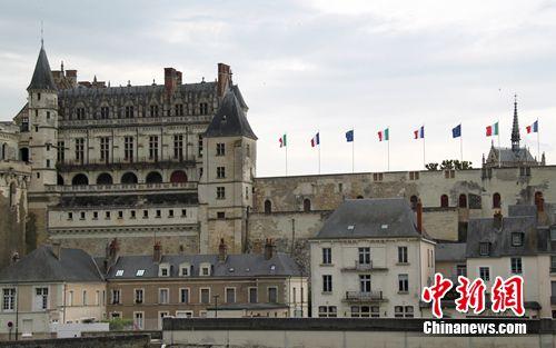 当地时间5月2日,法国总统马克龙与意大利总统马塔雷拉共同在法国卢瓦尔河谷城镇昂布瓦斯纪念欧洲文艺复兴巨匠达 芬奇逝世500周年。昂布瓦斯城堡悬挂起法意两国国旗和欧盟旗帜,欢迎马克龙和马塔雷拉的到来。 李洋 摄