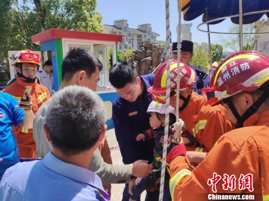 浙江温州一游乐园设备故障3名游客被困高空消防救援