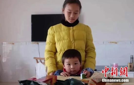 资料图:陈子墨和弟弟。