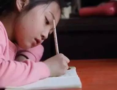 正在写日记的张梓涵。视频截图