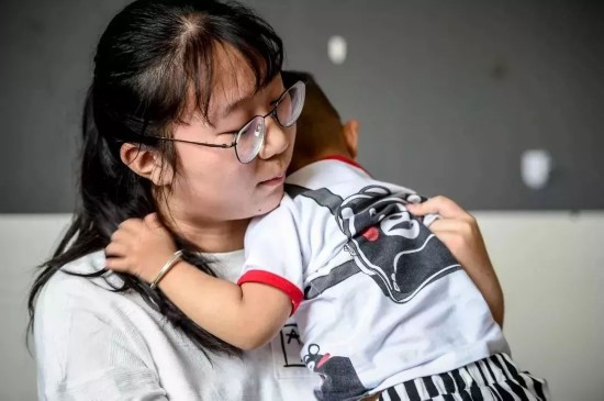 心悦抱着弟弟。图片来源:杭州日报微信公众号。