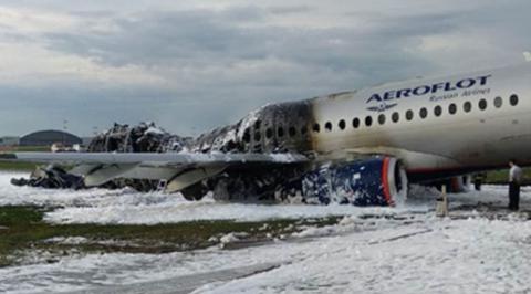 俄SSJ100起火客机（来源：俄罗斯联邦紧急情况部）