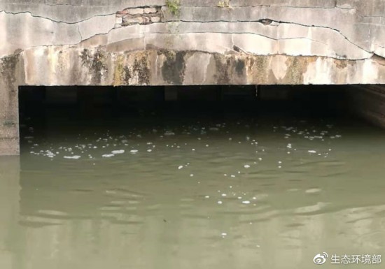 图3 幸福村闸污水溢流口