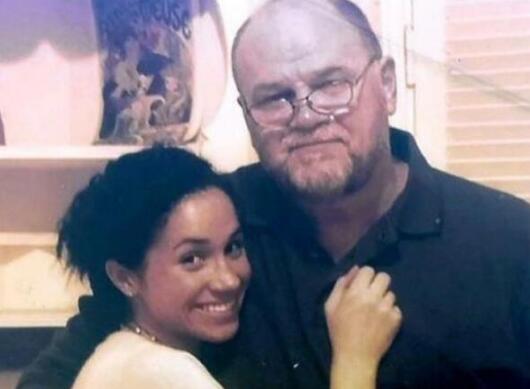 梅根与父亲早前合影（图源：《镜报》）