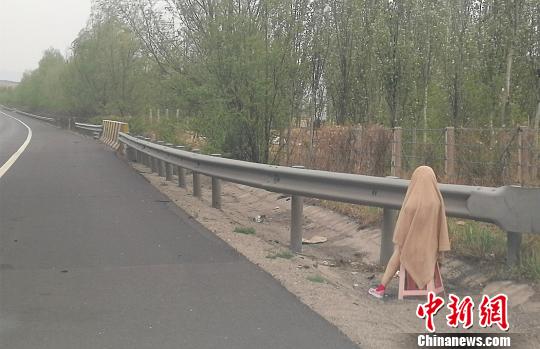 &ldquo;女子&rdquo;蒙头坐在高速路边这种恶作剧太离谱