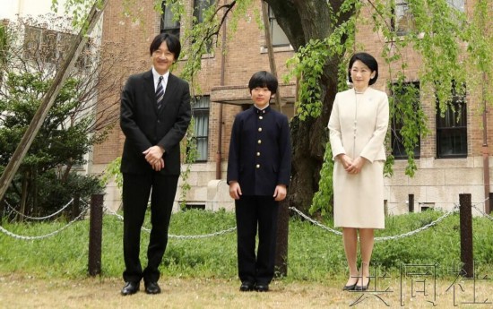 日本天皇次子秋筱宫(左)及秋筱宫长子悠仁(中)