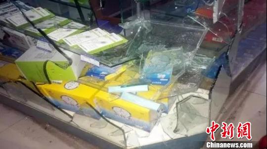 浙江三门闹市区“兽出没”:撞了柜台又砸茶几