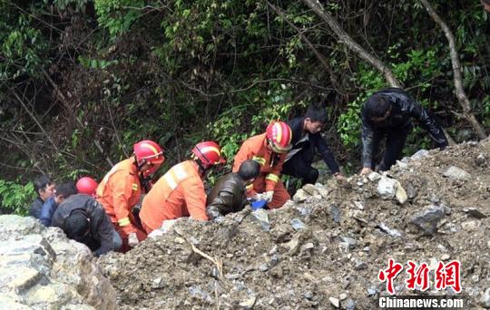 湖北鹤峰山体滑坡一挖掘机被冲落200米山崖