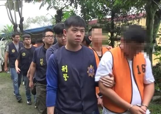 嫌犯被警方带走。(图:东网)