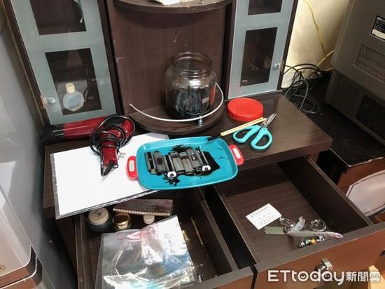 图为被嫌犯扔进酸性液体的USB设备。(图:东森新闻云)