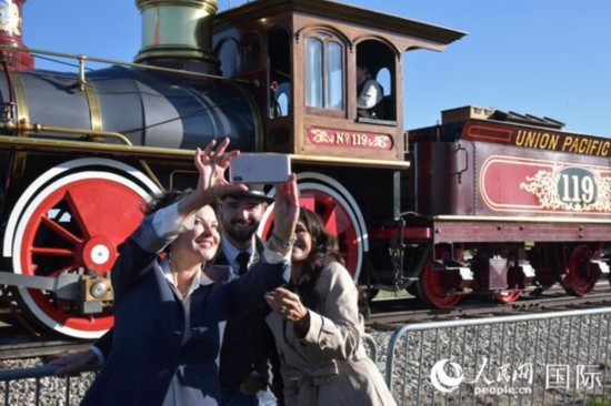 现场观众在火车头前合影。摄影 章念生