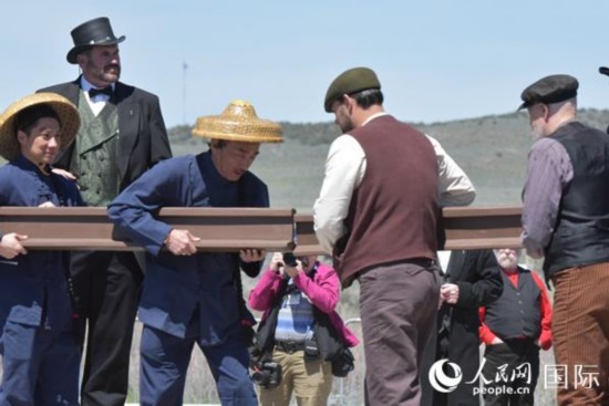 再现当年铁轨对接场景。摄影 章念生