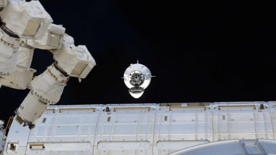 载人龙飞船抵达国际空间站，图源：RT