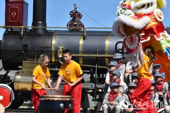 庆典上的舞狮场面。摄影 章念生