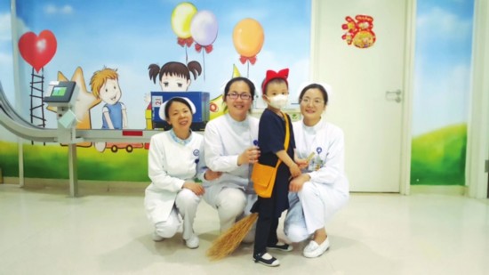　　萌萌向陪伴她渡过难关的护士姐姐送上礼物。照片由医院提供
