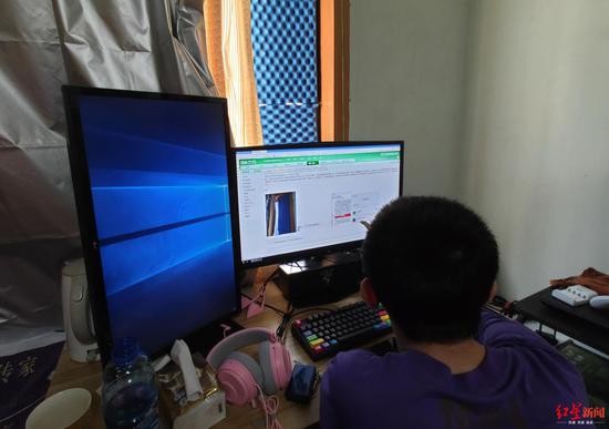 &uarr;刘飞（化名）居住的卧室门窗都加装了隔音棉。