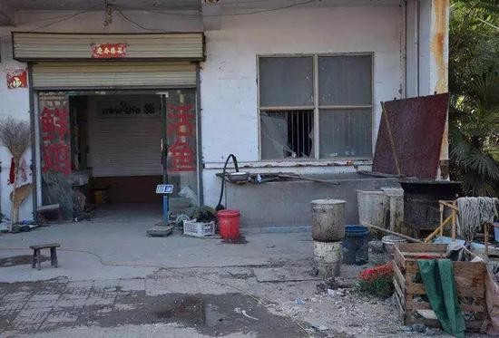   当年的市场批发部。案发时，妻子李丽平睡在屋外的小床上