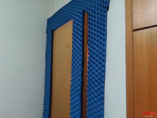 &uarr;刘飞居住的卧室门窗都加装了隔音棉。