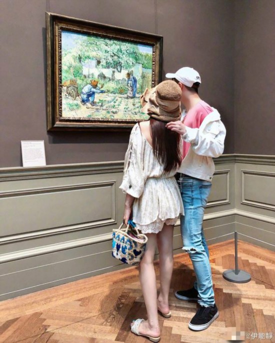 伊能静与儿子看展秀美腿 网友:哈利的女朋友?